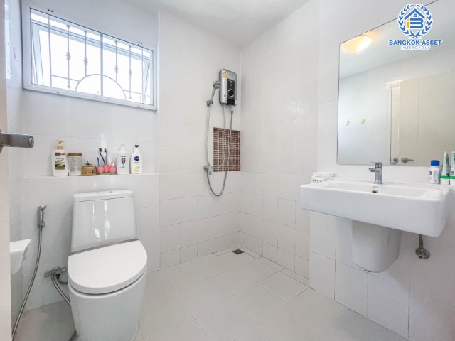 *****บ้านแฝดมือสองย่านนนทบุรี ม. แกรนด์พลีโน่ รัตนาธิเบศร์ หลังมุม บ้านสวย พร้อมเข้าอยู่ บนเนื้อที่กว่า 36.7 ตร.ว. 3 ห้องนอน 2 ห้องน้ำ 2 ที่จอดรถ พร้อมแถมแอร์ 4 เครื่องและที่ดูดควันจากเตา 1 เครื่อง บนทำเลที่เชื่อมต่อถนนชัยพฤกษ์, ถนนรัตนาธิเบศร์, ถนนนครอินทร์ เดินทางสะดวก ใกล้รถไฟฟ้า "สถานีบางพลู"